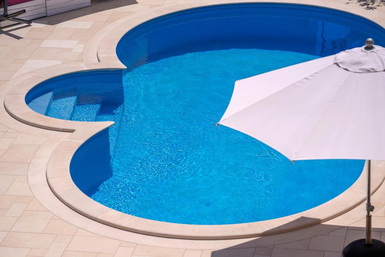 Hektorovic Poolside Apartments Бол Экстерьер фото