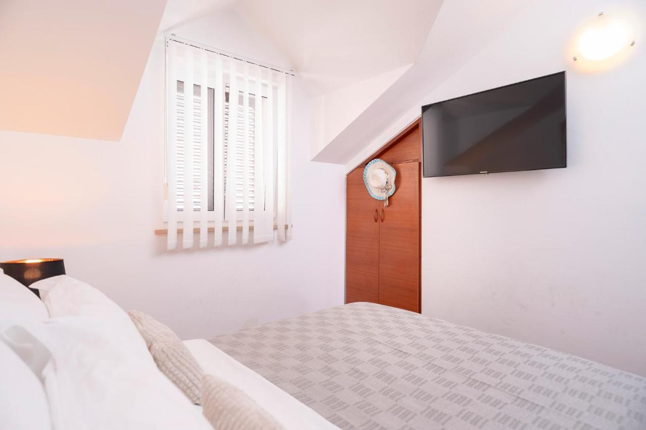 Hektorovic Poolside Apartments Бол Экстерьер фото