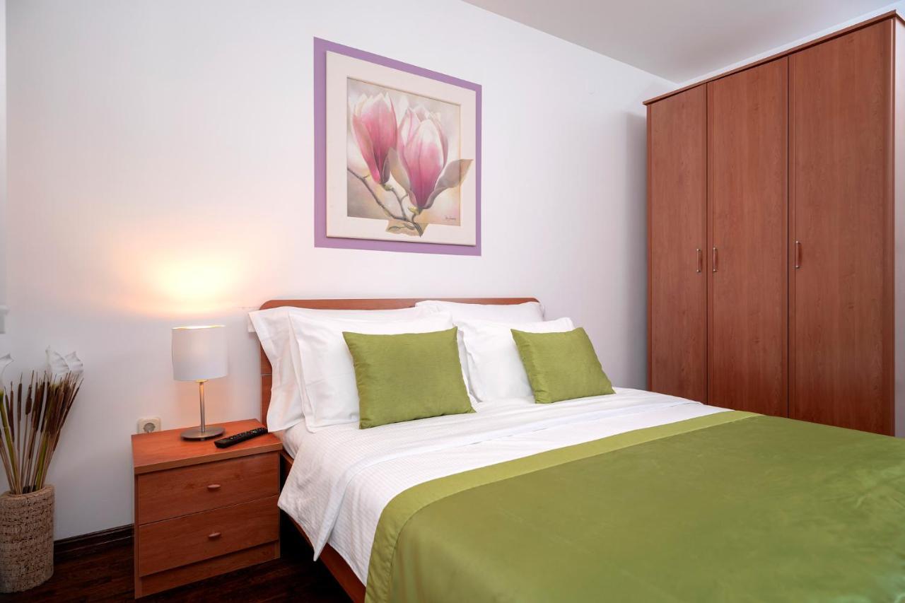 Hektorovic Poolside Apartments Бол Экстерьер фото